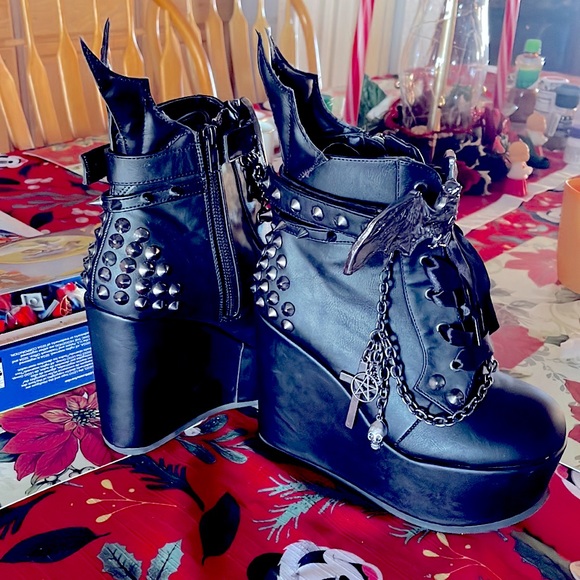 Flights Of Poison Platform Boots - Picture 1 of 7